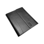 Musta nahkatyylinen suojakotelo, jossa on läppäkansi ja oikeassa yläkulmassa kohokuvioitu "GPD"-logo.