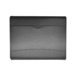 Tyylikäs, musta suojakotelo, joka näkyy vinossa ja korostaa sen sileää rakennetta, kaarevaa ompelumallia ja turvallista läppäsulkua.