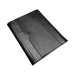 Mustan kotelon takapuolella on hienovarainen kaareva tikkauskuvio ja leikkausosa, johon pääsee helposti käsiksi.