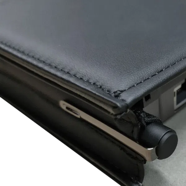 Imagine care prezintă compartimentul pentru stiloul GPD Pocket 3 pe carcasa de protecție GPD Pocket 3