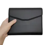 Imagine care arată o persoană care deține husa de protecție GPD Pocket 3