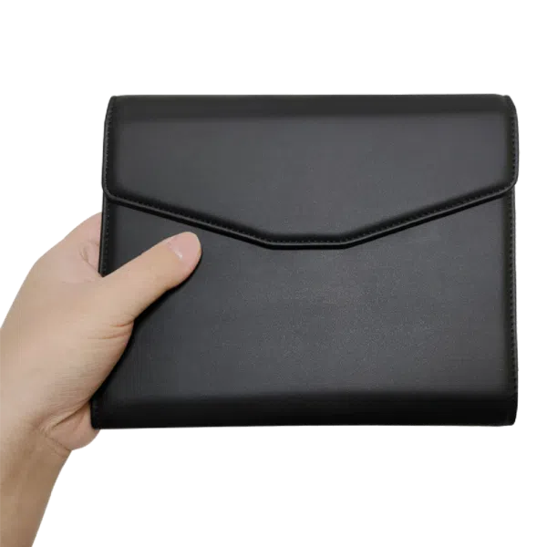 Imagine care arată o persoană care deține husa de protecție GPD Pocket 3