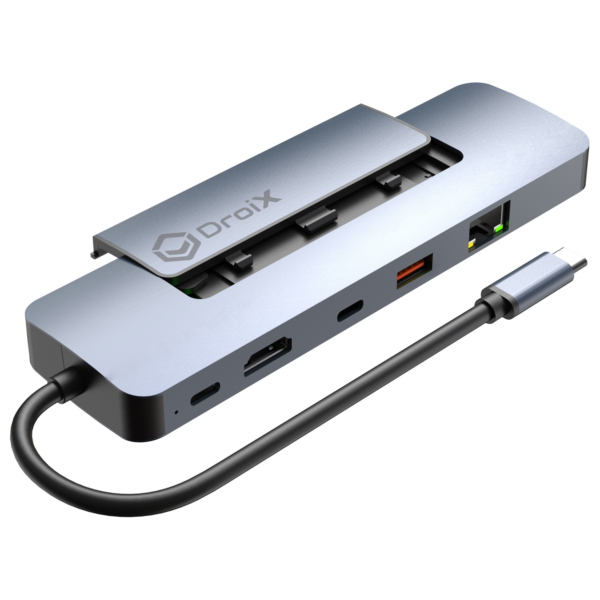 この画像は、複数の接続ポートを備えたコンパクトな金属製USB-Cハブです。ハブにはUSB-Cケーブルが内蔵され、HDMI、イーサネット、USB-A、USB-C、SDカードスロットの各ポートが搭載されています。ハブはメタリック仕上げの洗練されたデザインで、ポートの上にスライドする保護カバーが付いています。カバーには「DroiX」のロゴが大きく表示されている。このデバイスは、ノートパソコンやタブレットなどのデバイスの接続オプションを拡張し、さまざまな周辺機器に追加のポートを提供するように設計されています。    
