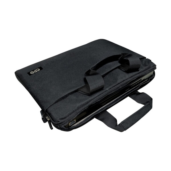 Eine schräge Ansicht der teilweise geöffneten GPD Duo-Tasche, in der das Gerät gut sitzt. Die Tasche verfügt über zwei Griffe für den Transport.