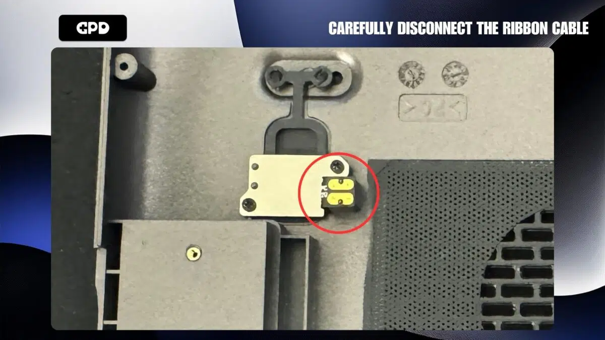 Pažljivo odspojite vrpcasti kabel