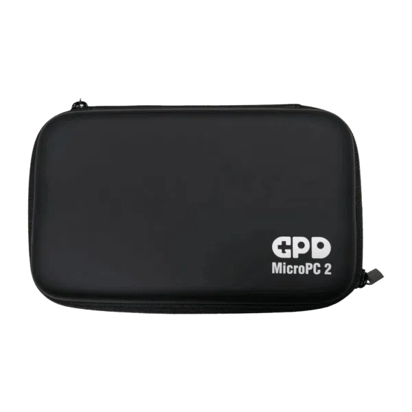 لقطة أمامية لحقيبة صلبة سوداء مغلقة من الأمام لحقيبة GPD MicroPC 2، على خلفية رمادية. الحقيبة مستطيلة الشكل بزوايا مستديرة وتتميز بشعار "GPD MicroPC 2" الأبيض في الزاوية اليمنى السفلية. العلبة مغلقة بسحاب.