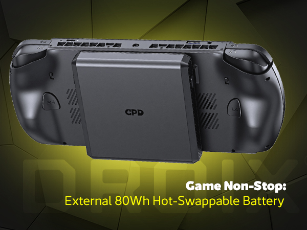 Stražnji pogled na crnu ručnu igraću konzolu GPD WIN 5, s odvojivom baterijom. Pravokutni baterijski modul s GPD logotipom pričvršćen je na središnju stražnju stranu uređaja, smješten između dva ergonomska rukohvata. Žuti tekst na dnu glasi: "Igra bez prestanka: Vanjska baterija od 80 Wh s mogućnošću zamjene tijekom rada".