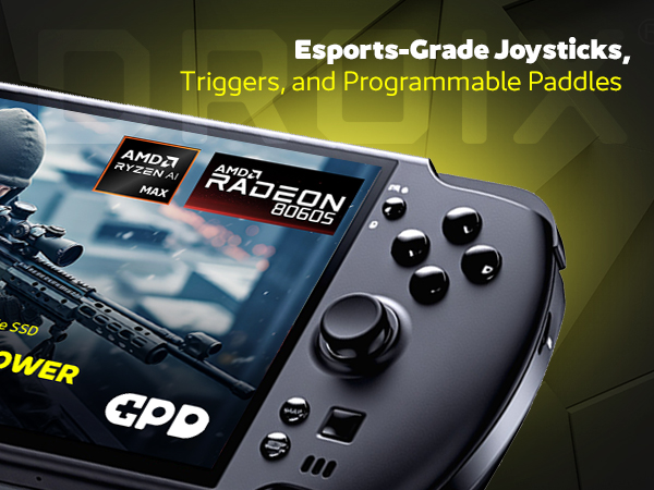 Krupni plan kutne snimke desne strane ručne igraće konzole GPD WIN 5. Zaslon prikazuje pucačinu iz prvog lica s istaknutim slojem logotipa AMD Ryzen AI Max i AMD Radeon 8050S. Tekst na vrhu glasi: "Upravljačke palice, okidači i programabilne ručice e-sportske klase".