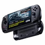 GPD-WIN-5-INFOGRAPHIC-385-32-1-01 En dynamisk bild av två svarta GPD WIN 5 handhållna spelkonsoler på en svart bakgrund. Den översta enheten är vinklad för att visa sin skärm, som visar ett förstapersonsskjutspel och har framträdande överlägg: 7" skärm, AMD Ryzen AI Max, AMD Radeon 8060S grafik, 32 GB RAM och 1 TB NVMe SSD. Den nedre enheten vänds upp och ner och visar sina ergonomiska grepp och ventilationsgaller.