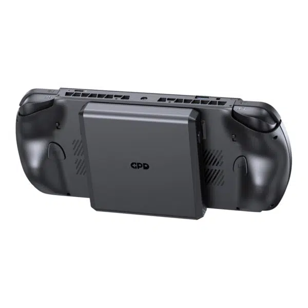 Widok z tyłu, pod kątem, czarnej konsoli do gier GPD WIN 5 z odłączanym akumulatorem zamocowanym na środku jej tylnej części. Ten widok pokazuje, jak moduł baterii integruje się między ergonomicznymi uchwytami urządzenia. Etykiety przycisków wentylacji i przycisków na ramieniu konsoli są widoczne. Konsola i bateria są odizolowane na białym tle.