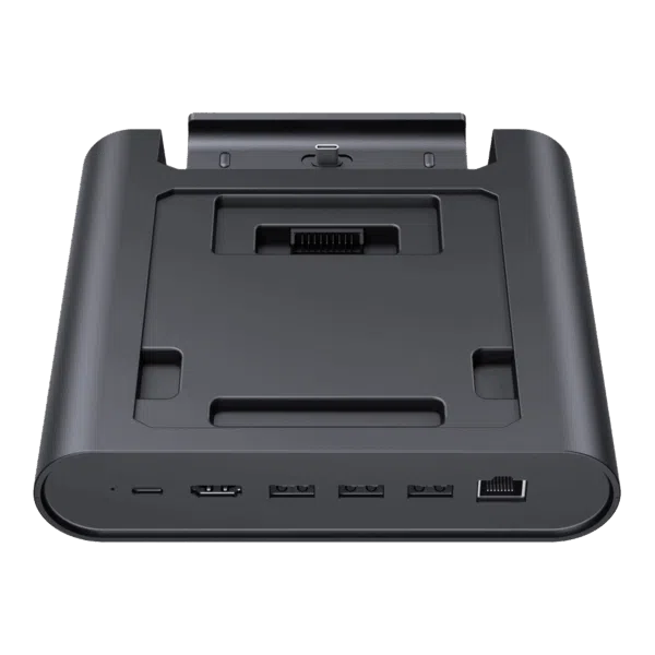 GPD-WIN-5-DOCK-LISTING-DONE-1 Een driekwart vooraanzicht van een zwart GPD WIN 5 dockingstation, geïsoleerd tegen een zwarte achtergrond. Het dock heeft een reeks poorten aan de voorkant, waaronder USB-C, USB-A en een RJ45 Ethernetpoort. De verzonken bovenkant is ontworpen voor de GPD WIN 5 en bevat een connector voor opladen en data.