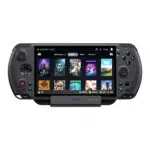 Een direct vooraanzicht van de zwarte GPD WIN 5 handheld console die veilig in het dock rust. Het scherm toont een interface voor de videogamebibliotheek (Steam OS-stijl) met verschillende spelcovers zoals Destiny 2, Overwatch 2 en Apex. Het prominente GPD-logo en de LED-indicatoren van het dock zijn zichtbaar onder de console.
