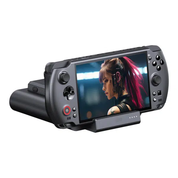 Een zwarte GPD WIN 5 handheld console is te zien in het bijbehorende zwarte oplaad/datadock, schuin naar voren gericht tegen een witte achtergrond. Op het scherm van de console is een close-up te zien van een vrouw met roze haar en cybernetische verbeteringen. De knoppen van het apparaat en de vier LED-lampjes in het dock zijn duidelijk zichtbaar.