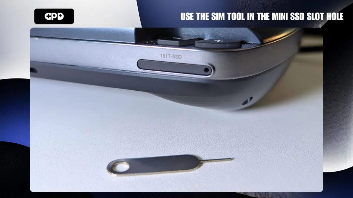 Spingi lo strumento SIM nel foro dello slot per Mini SSD.
