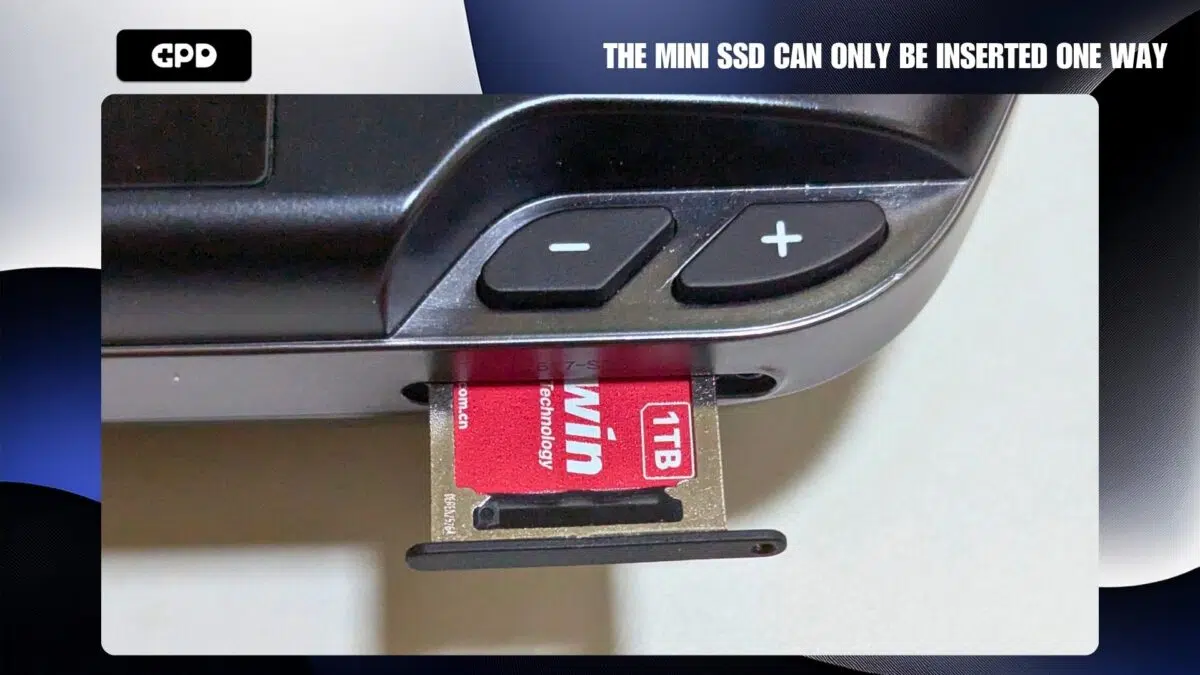 Il Mini SSD può essere inserito solo in un modo.