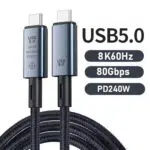Fokus: Funktionsoversigt (heltebillede) Visuelt: Svarer til billede 01, men med stor tekst "piller" i højre side. Vigtig information: Store, fede etiketter for USB 5.0, 8K60Hz, 80Gbps og PD240W.