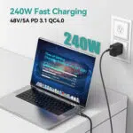 Fokus: 240 W opladningsydelse Visuelt: Viser en MacBook Pro tilsluttet en stikkontakt. Nøgleinfo: Fremhæver PD 3.1 og 48V/5A-specifikationer. Den har en statuslinje, der viser, at den bærbare computer når 76 % opladning på 30 minutter.