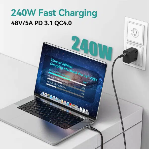 Fokus: 240 W opladningsydelse Visuelt: Viser en MacBook Pro tilsluttet en stikkontakt. Nøgleinfo: Fremhæver PD 3.1 og 48V/5A-specifikationer. Den har en statuslinje, der viser, at den bærbare computer når 76 % opladning på 30 minutter.