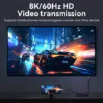 Fokus: 8K-videotransmission Visuelt: Viser en smartphone forbundet til en stor tv-skærm, der viser en racerbil. Nøgleinfo: Fremhæver 8K/60Hz-opløsning og kompatibilitet med konsoller og mobile enheder.
