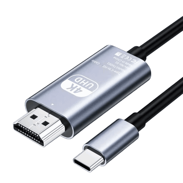 Una fotografía de estudio muestra un cable adaptador de Tipo-C a HD de color plata metálica sobre un fondo negro. En el cuerpo principal del adaptador aparece el texto en inglés "4K UHD Type-C to HD Cable Model TH001 Rev: No.01 Made in China" junto a los símbolos CE, WEEE y FCC. Conectado a este cuerpo metálico hay un conector HDMI macho en un extremo y un cable negro aislado en el extremo opuesto. Además, debajo del cuerpo principal se muestra un conector Type-C macho independiente, con su carcasa plateada a juego, también con su cable parcialmente visible. Todas las conexiones llevan termorretráctil o plástico negro donde los cables se unen a los conectores.