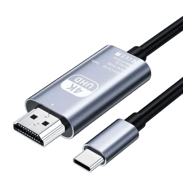 DROIX-USB-C-HDMI-KABEL-LISTE-ERLEDIGT-01 Ein Studiofoto zeigt ein metallisch silberfarbenes Type-C zu HD Adapterkabel vor einem schwarzen Hintergrund. Auf dem Hauptteil des Adapters steht ein Text in Englisch: "4K UHD Type-C to HD Cable Model TH001 Rev: No.01 Made in China" neben CE-, WEEE- und FCC-Symbolen. An dieses Metallgehäuse sind an einem Ende ein HDMI-Stecker und am anderen Ende ein schwarzes, isoliertes Kabel angeschlossen. Zusätzlich ist unterhalb des Hauptgehäuses ein separater Typ-C-Stecker mit einem passenden silbernen Gehäuse zu sehen, dessen Kabel ebenfalls teilweise sichtbar ist. Alle Anschlüsse sind mit schwarzem Schrumpfschlauch oder Kunststoff versehen, wo die Kabel auf die Stecker treffen.