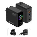Detalizēta produkta grafika, kurā redzami divi melnā DROIX 140W USB-C sienas lādētāja un tā maināmo starptautisko adapteru skati. Augšējā kreisajā attēlā redzams lādētāja matēts melns korpuss ar spīdīgu priekšējo ekrānu. Displejā ir spilgts varavīksnes krāsas apļveida gredzens ap jaudas indikatoru "140 W". Augšējā labajā attēlā redzamas četras izejas pieslēgvietas: trīs USB-C pieslēgvietas (ar 40 W, 100 W un 140 W) un viena oranža USB-A pieslēgvieta (22,5 W). Apakšējā daļā ir redzami divi uzskrūvējami ceļojuma adapteri Apvienotās Karalistes un ES kontaktligzdām, tādējādi uzsverot ierīces daudzpusību globālai ceļošanai.
